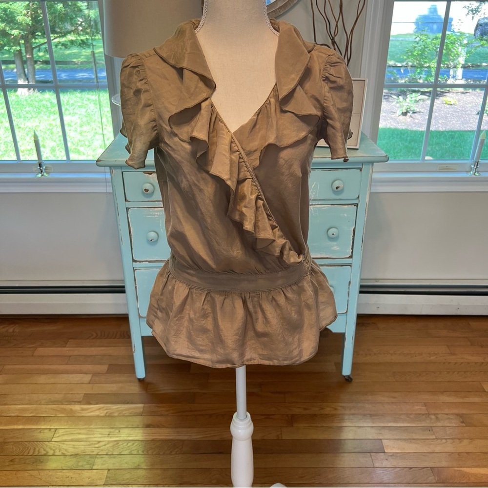 Cotton/silk Gap front wrap brown ruffle blouse. Medium. Short sleeve. C11